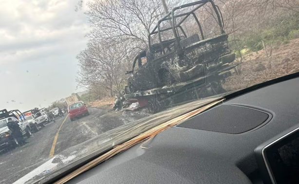 Violencia en Michoacán: CJNG quema patrulla de Guardia Civil y una grúa en carretera de Tepalcatepec; balean a repartidor