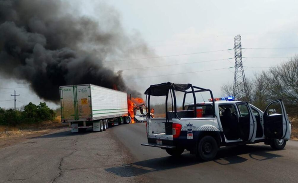 Violencia en Michoacán: CJNG quema patrulla de Guardia Civil y una grúa en carretera de Tepalcatepec; balean a repartidor