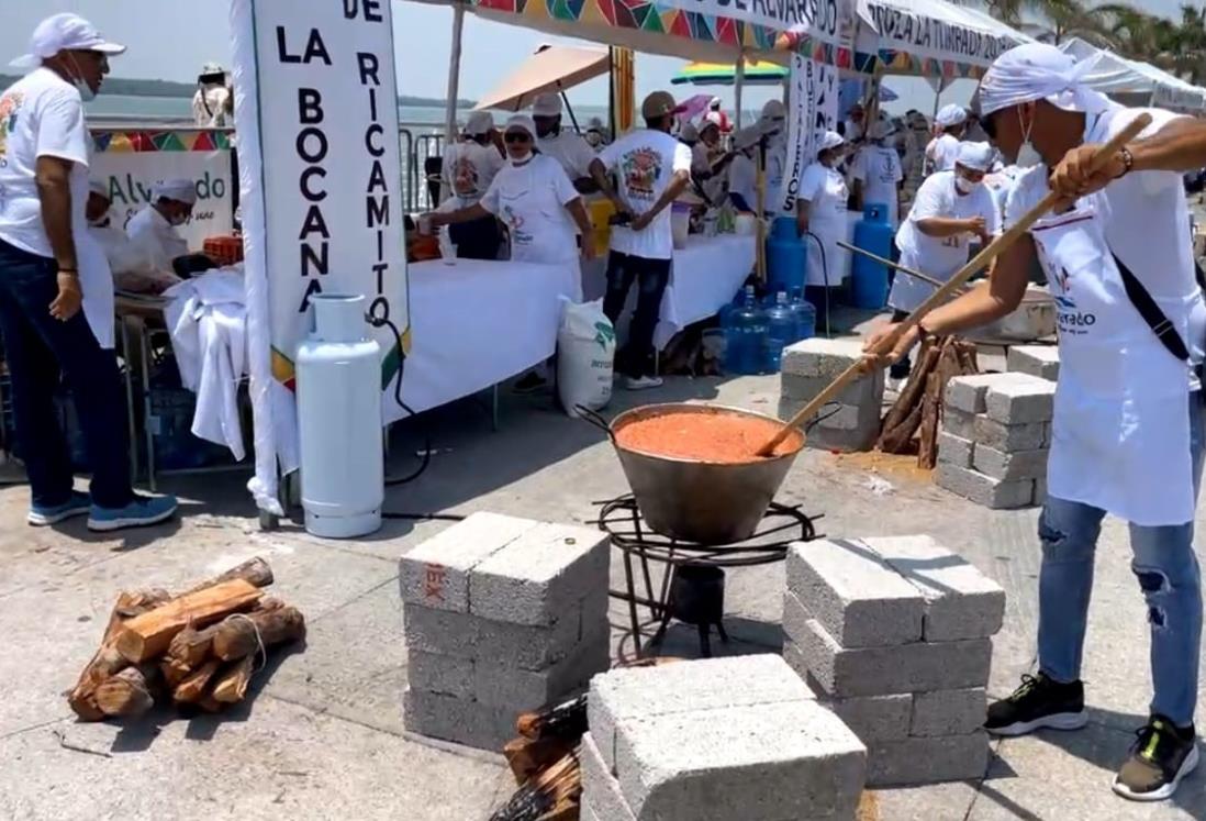 Con fiesta en Alvarado celebran el arroz a la tumbada; se preparan cerca de 12 toneladas