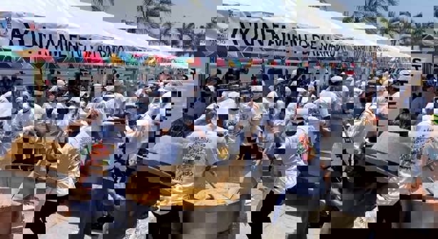Con fiesta en Alvarado celebran el arroz a la tumbada; se preparan cerca de 12 toneladas