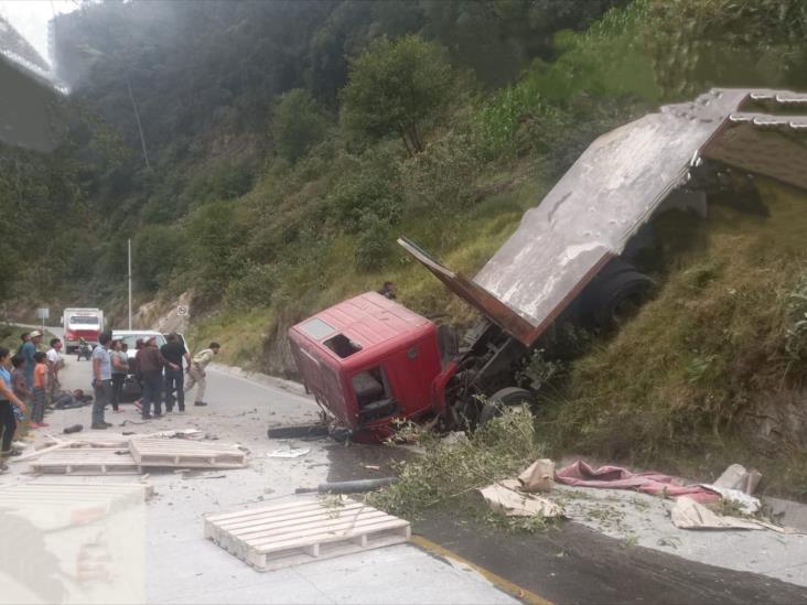 Camión cae sobre motociclistas en Las Minas