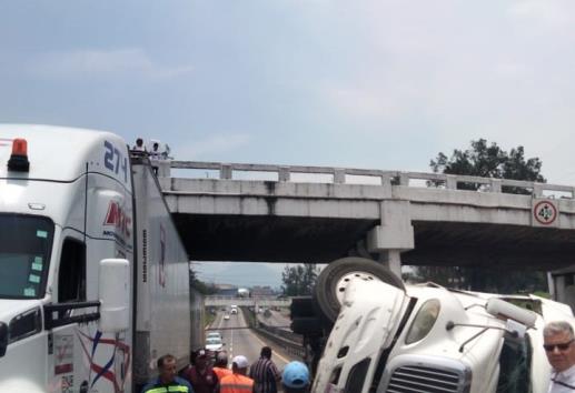 Tractocamión vuelca en autopista Orizaba-Córdoba