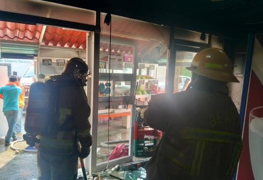 Incendio en tienda comercial moviliza a cuerpos de emergencia en Vega de Alatorre