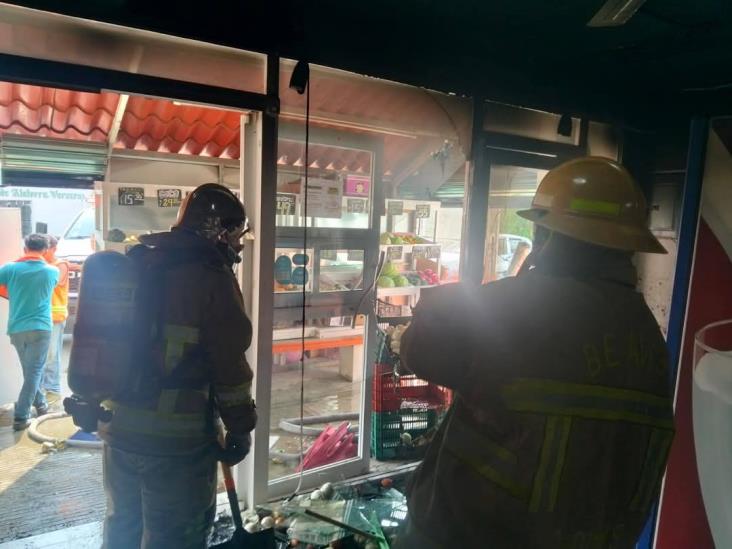 Incendio en tienda comercial moviliza a cuerpos de emergencia en Vega de Alatorre