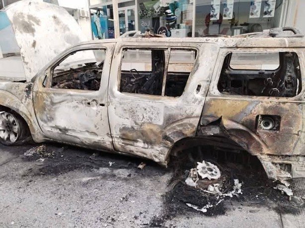 Termina en cenizas: se incendia camioneta en pleno centro de Martínez de la Torre (+Video)