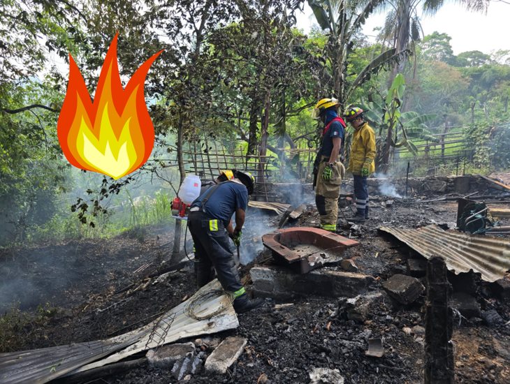 Fuerte incendio de pastizales acaba con una vivienda en Fortín (+Video)