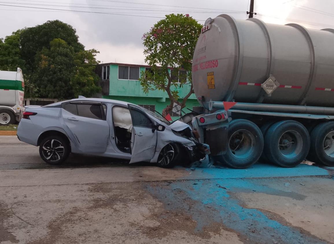 Automóvil protagoniza aparatoso choque contra remolque en la Carretera Ancha