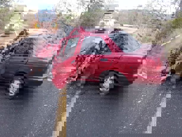 Muere agente de la Policía Ministerial al chocar auto contra autobús a la altura de El Farallón