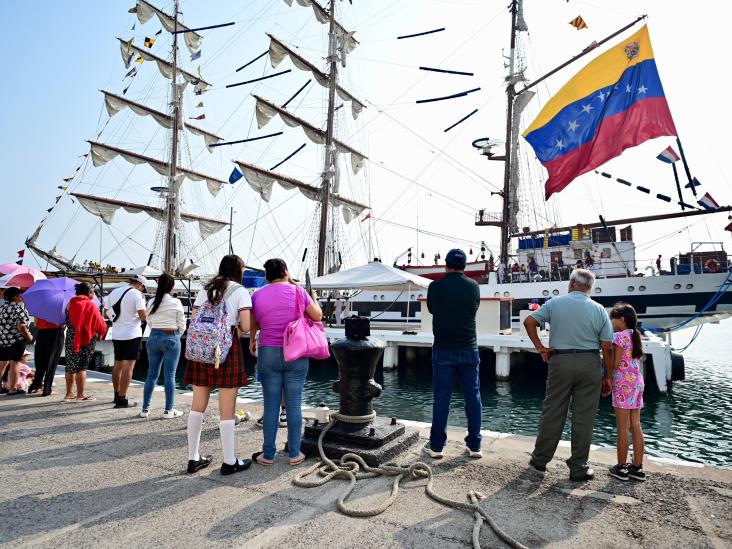 Así despidieron ciudadanos venezolanos al Buque Escuela Simón Bolívar ante su salida del puerto de Veracruz