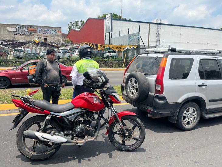 Caos vial por choque entre moto y camioneta en avenida Lázaro Cárdenas de Xalapa