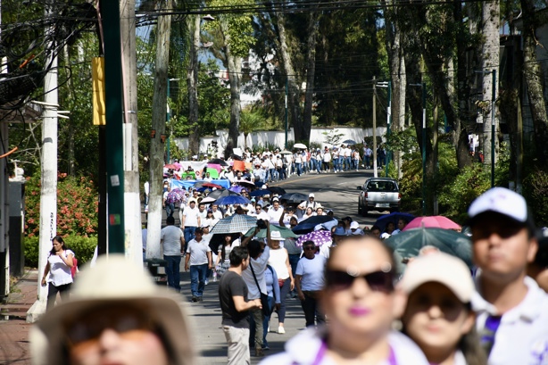Maestros marchan en Xalapa, no es con tintes políticos; responden (+VIDEO)