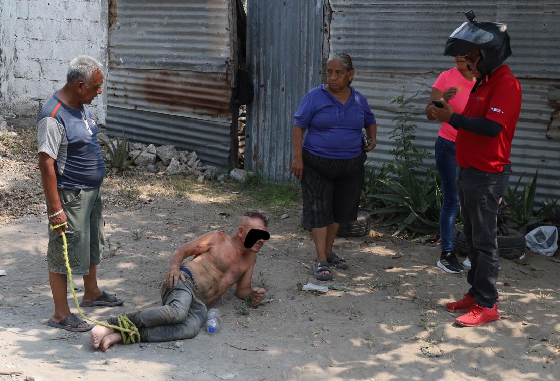 En puerto de Veracruz amarran a sujeto que presuntamente espiaba a una mujer bañándose
