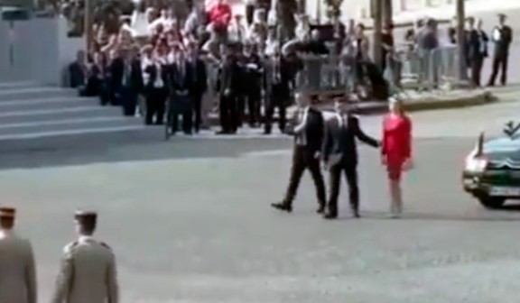 Presidente de Francia Emmanuel Macron recibe bofetada en público de su esposa |VIDEO