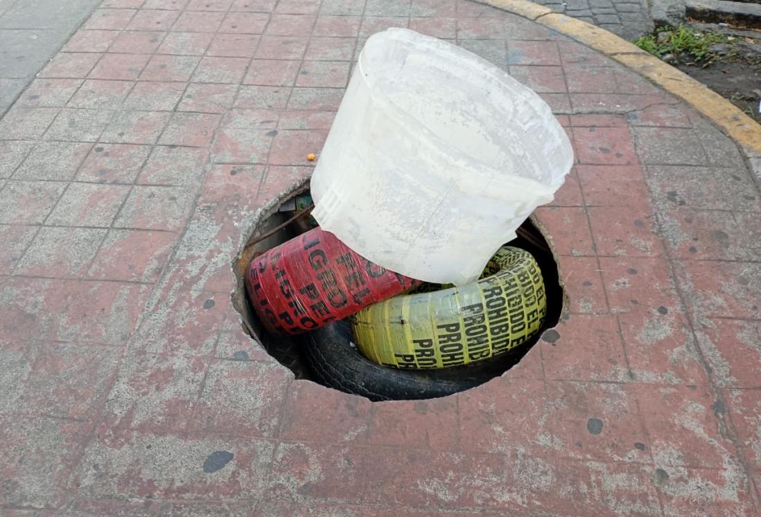 Tapan registro con llantas inservibles en el Centro Histórico de Veracruz