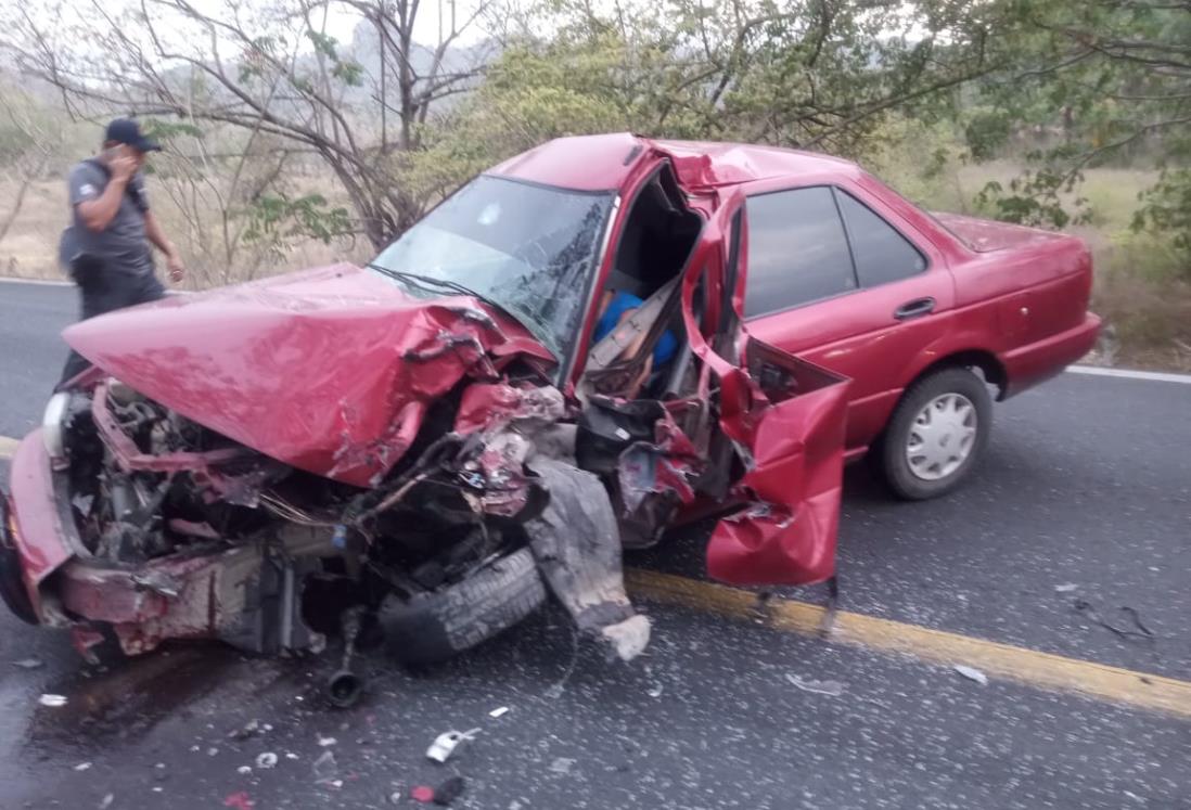 Muere agente de la Policía Ministerial al chocar auto contra autobús a la altura de El Farallón