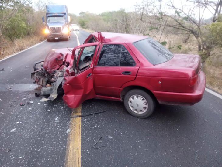 Muere agente de la Policía Ministerial al chocar con autobús en Actopan