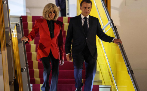 ¡Pasa hasta en las mejores familias! presidente de Francia Emmanuel Macron fue cacheteado por su esposa  (+VIDEO) 