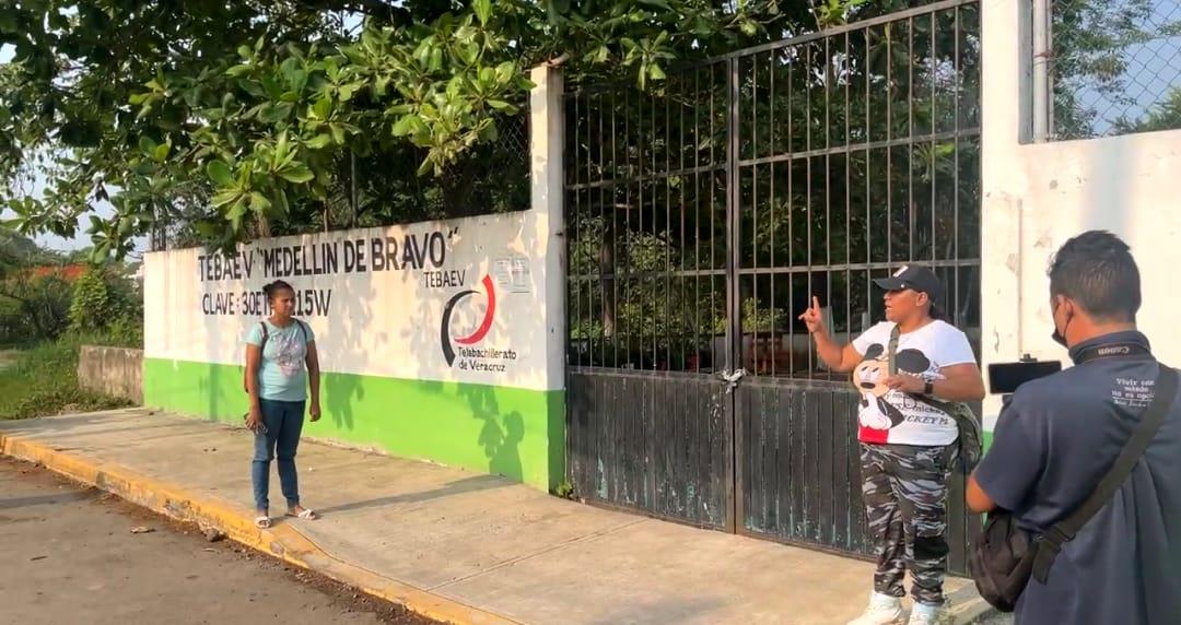Se manifiestan en Telebachillerato de Medellín de Bravo 
