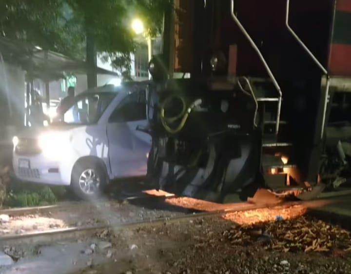 Tren choca con camioneta y la arrastra unos metros en colonia Los Reyes de Veracruz