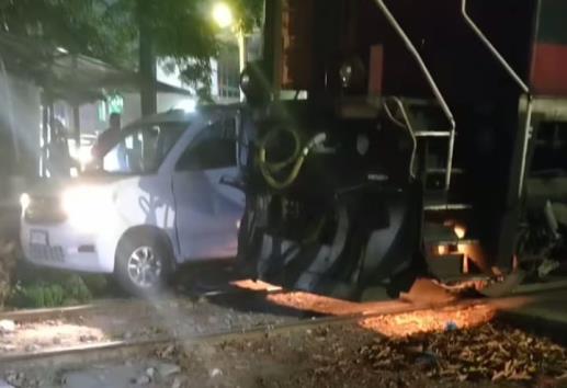 Tren choca con camioneta y la arrastra unos metros en colonia Los Reyes de Veracruz