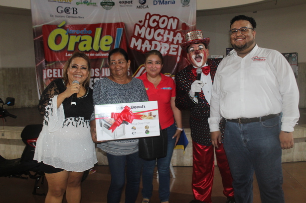 Órale! Jarocho cumple XV años y lleva a cabo el evento ´Con mucha madre´
