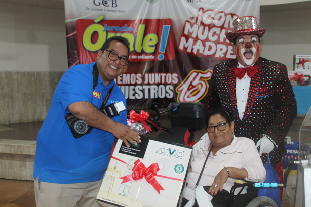 Órale! Jarocho cumple XV años y lleva a cabo el evento ´Con mucha madre´
