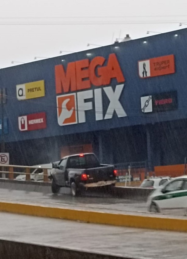 En plena lluvia, camioneta se sube al muro del puente Trancas, en Xalapa