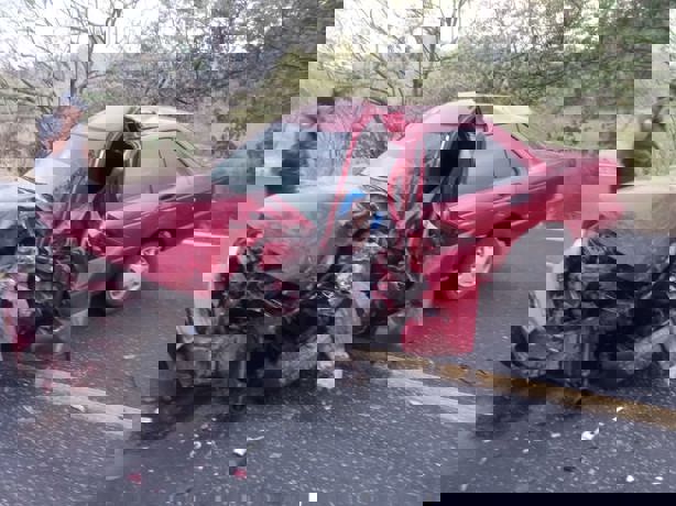 Muere agente de la Policía Ministerial al chocar con autobús en Actopan