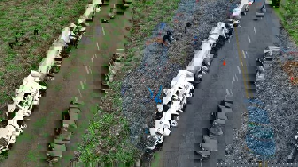 Vuelca tráiler con melaza sobre el libramiento de Yanga y daña sembradíos