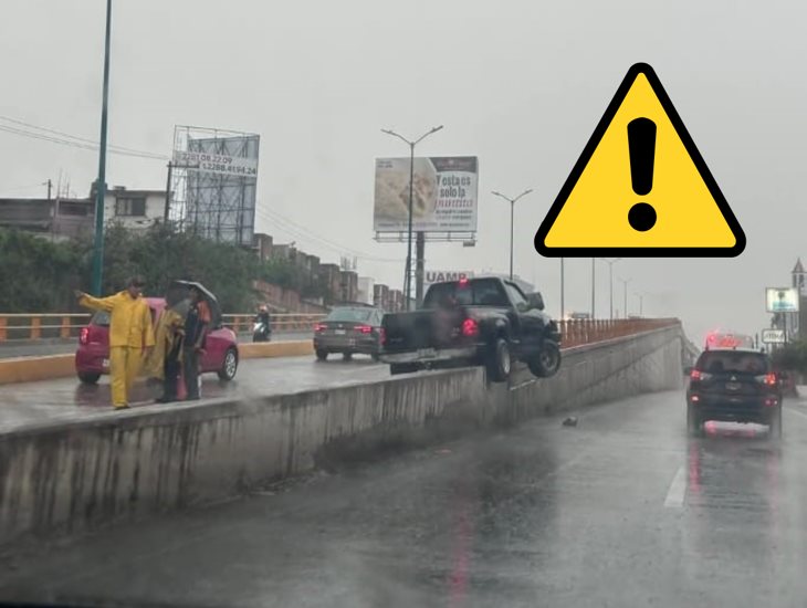 En plena lluvia, camioneta se sube al muro del puente Trancas, en Xalapa