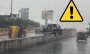 En plena lluvia, camioneta se sube al muro del puente Trancas, en Xalapa