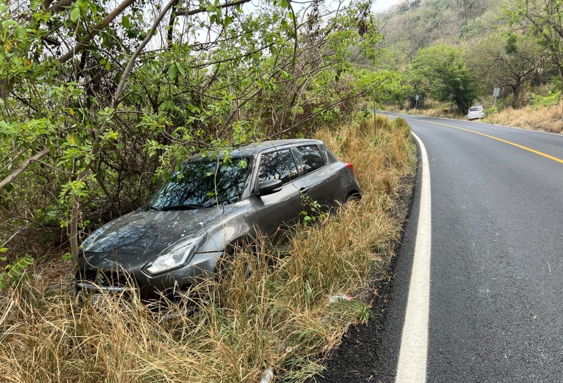 Accidente en carretera Cardel-Nautla: vehículo termina en monte cerca de Laguna Verde