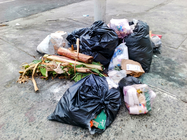 Vecinos de la colonia Formando Hogar denuncian cúmulos de basura sin recoger en plena zona médica