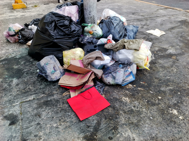 Vecinos de la colonia Formando Hogar denuncian cúmulos de basura sin recoger en plena zona médica