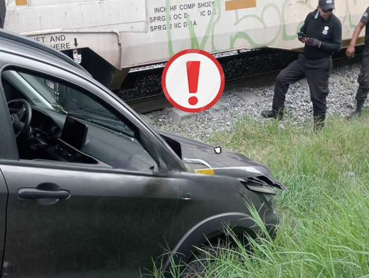 ¡Que susto! camioneta es arrollada por un tren en Ixtaczoquitlán; pasajeros intactos 