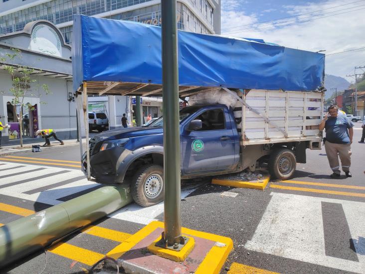 Camioneta derriba semáforo en calles del centro de Orizaba
