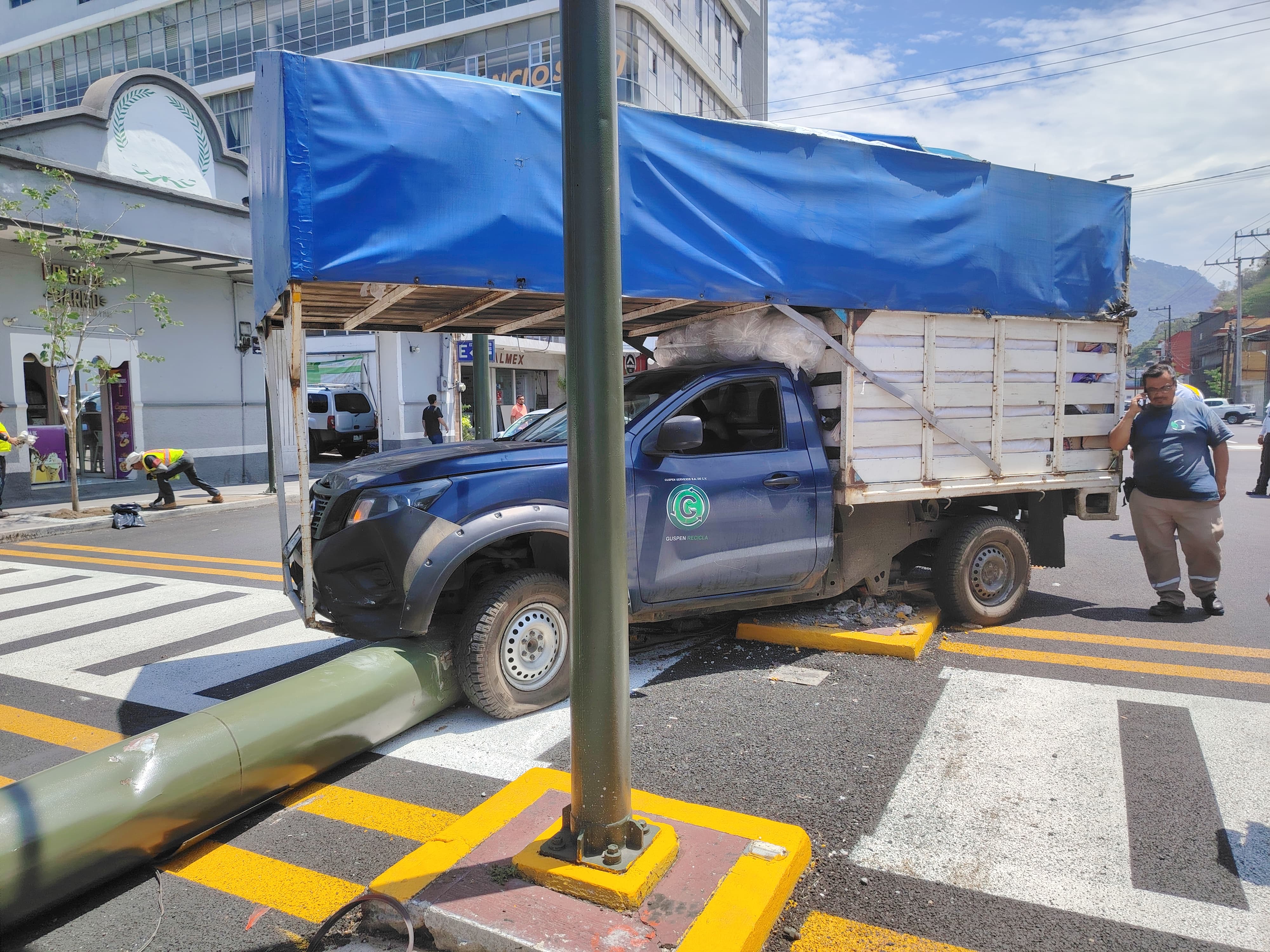 Camioneta derriba semáforo en calles del centro de Orizaba