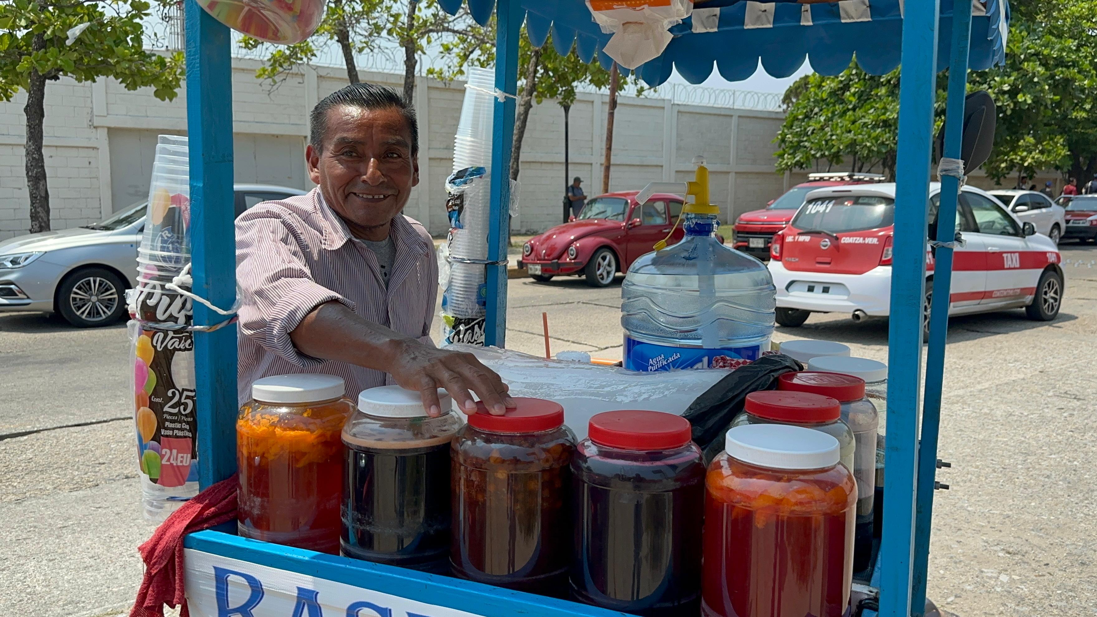 Don Lucio, vendiendo raspados sacó adelante a su familia; más de 30 años refrescando a porteños | VIDEO