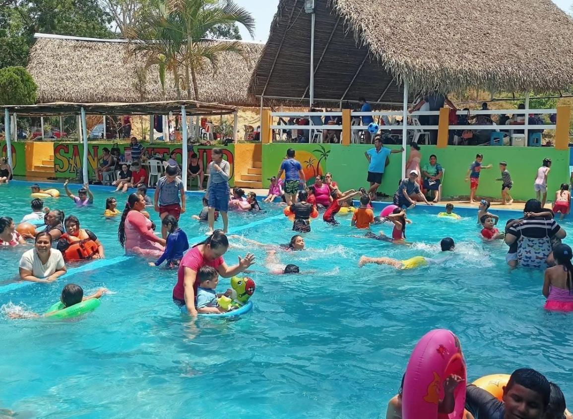 Aprovechan altas temperaturas para acudir a balnearios en Las Choapas