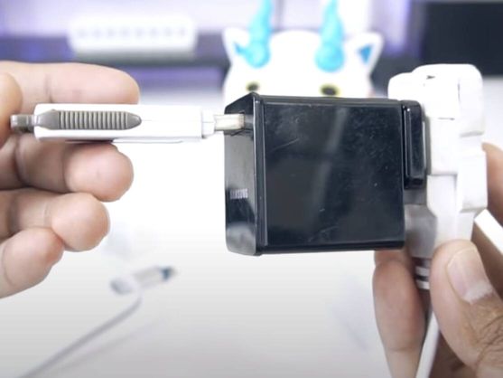 ¡No lo hagas! Esto pasa si conectas una memoria USB a un cargador de celular