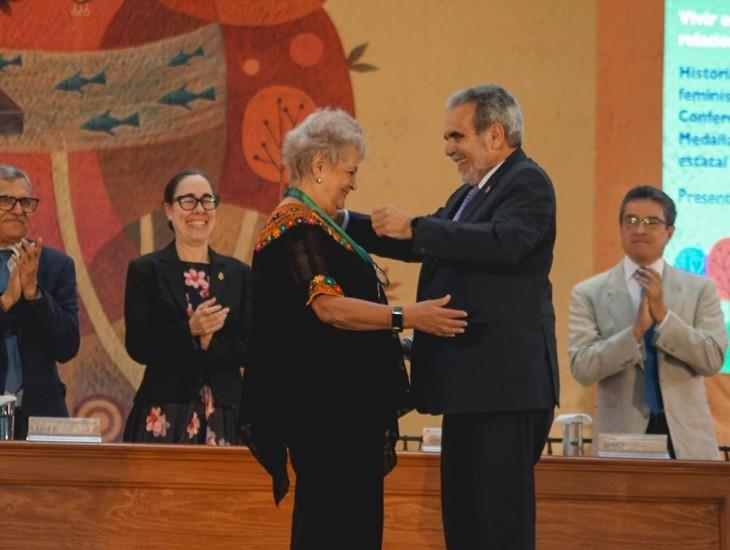 En la FILU, galardonan a académicas y académicos con la Medalla al Mérito Universitario