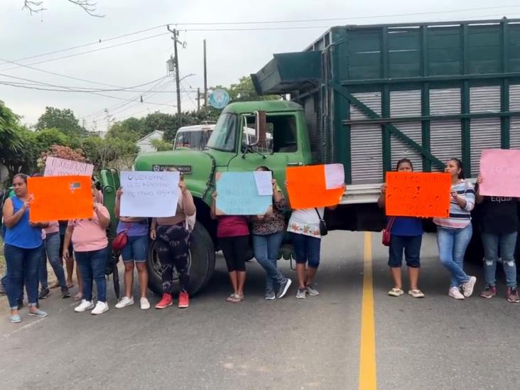 Bloquean carretera Martínez de la Torre–San Rafael; exigen maestros
