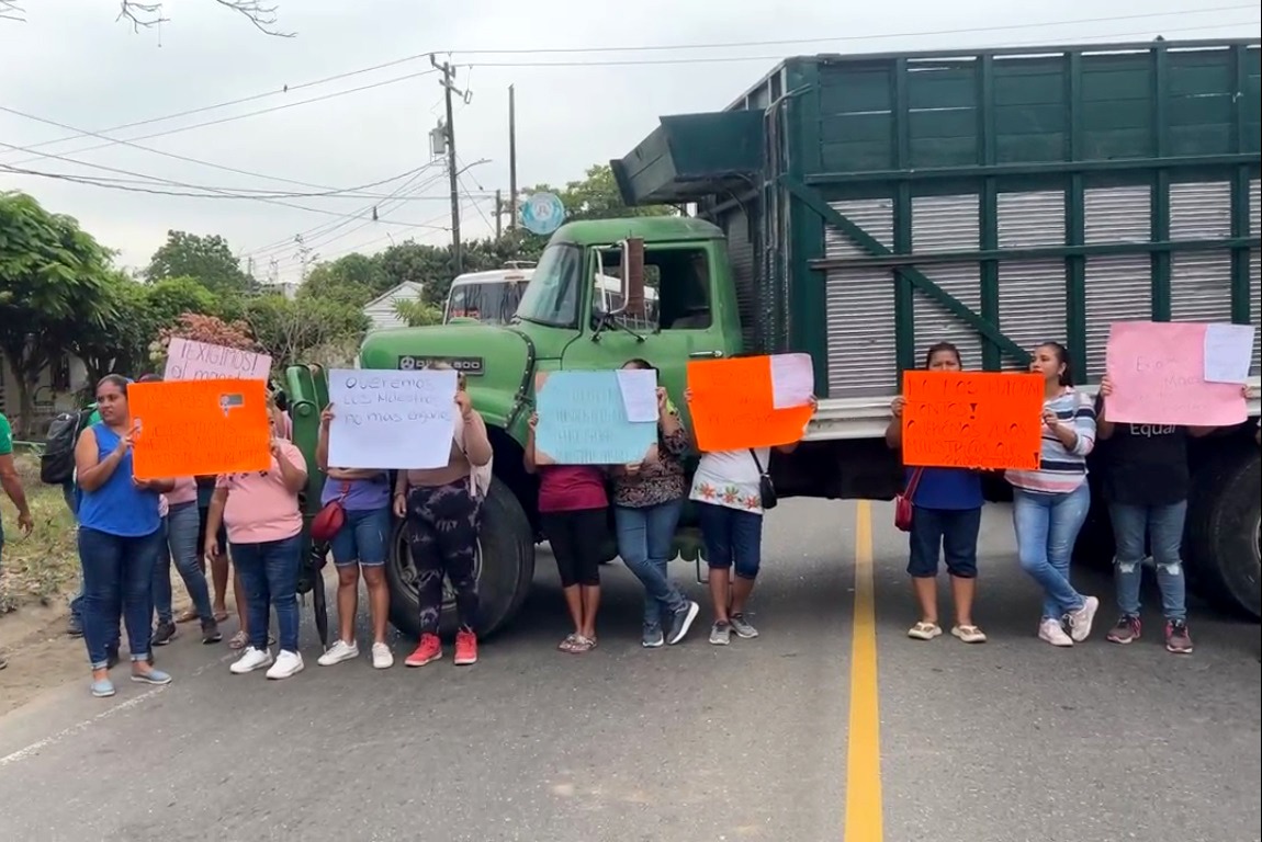 Bloquean carretera Martínez de la Torre–San Rafael; exigen maestros