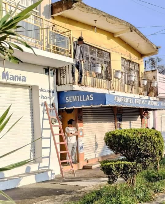 Vecinos alertan y policía atrapa a ladrón atorado en balcón en avenida de Xalapa