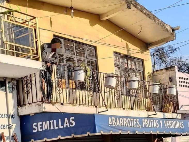 Vecinos alertan y policía atrapa a ladrón atorado en balcón en avenida de Xalapa