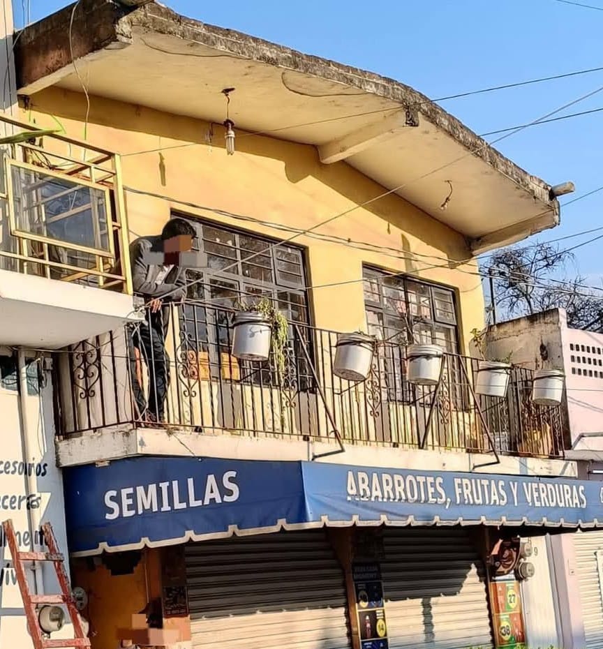 Vecinos alertan y policía atrapa a ladrón atorado en balcón en avenida de Xalapa
