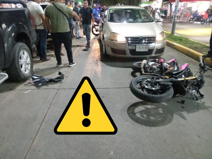 Por intentar rebasar, motociclista termina herido en el Camino a Naolinco
