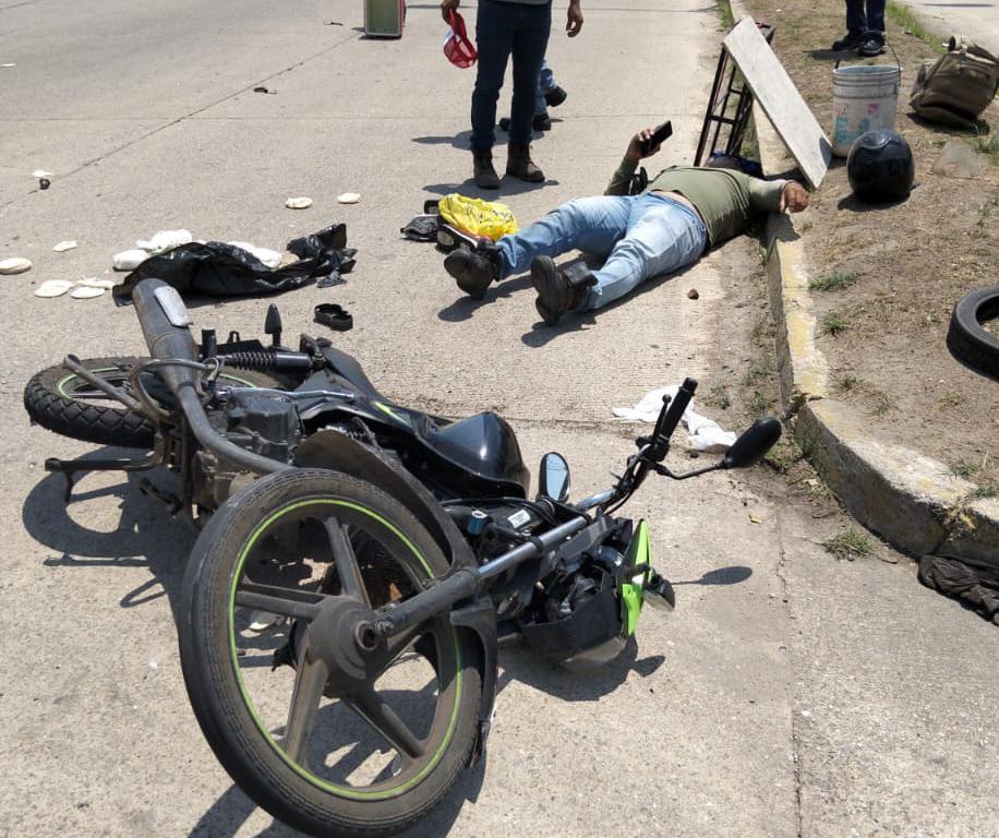 Camioneta embiste a moto tortillero en Bulevar Institutos Tecnológicos de Minatitlán
