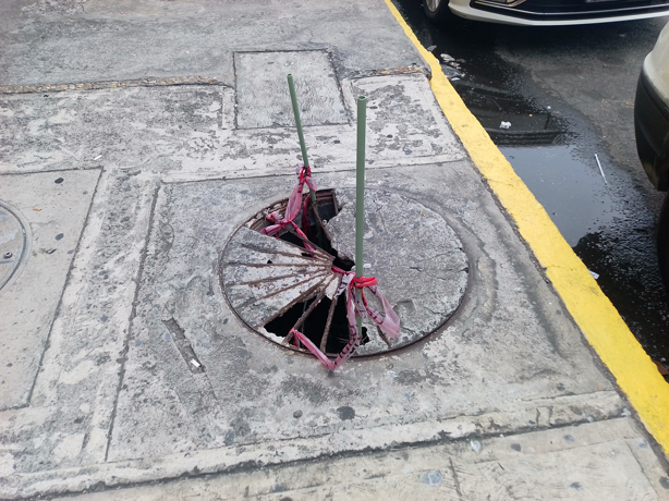 Vecinos de Jardines del Virginia denuncian registro dañado que pone en riesgo a peatones
