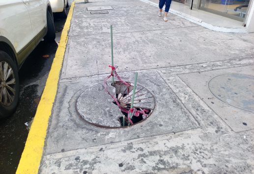 Vecinos de Jardines del Virginia denuncian registro dañado que pone en riesgo a peatones
